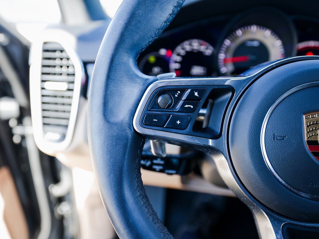 Certified 2023 Porsche Cayenne Platinum Edition image 17