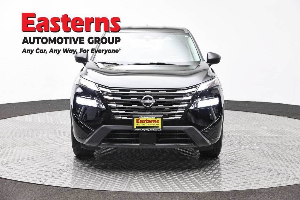 Used 2024 Nissan Rogue S AWD/4WD image 2