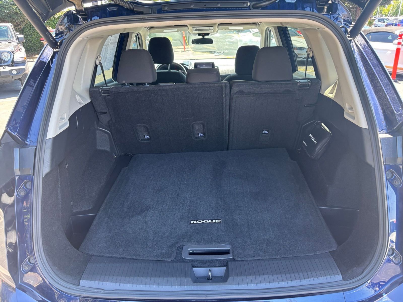 Used 2025 Nissan Rogue SV FWD image 33