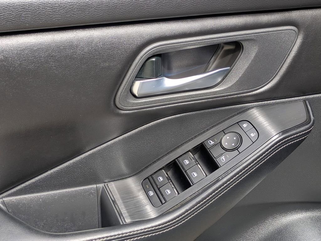 Used 2024 Nissan Rogue SV image 13