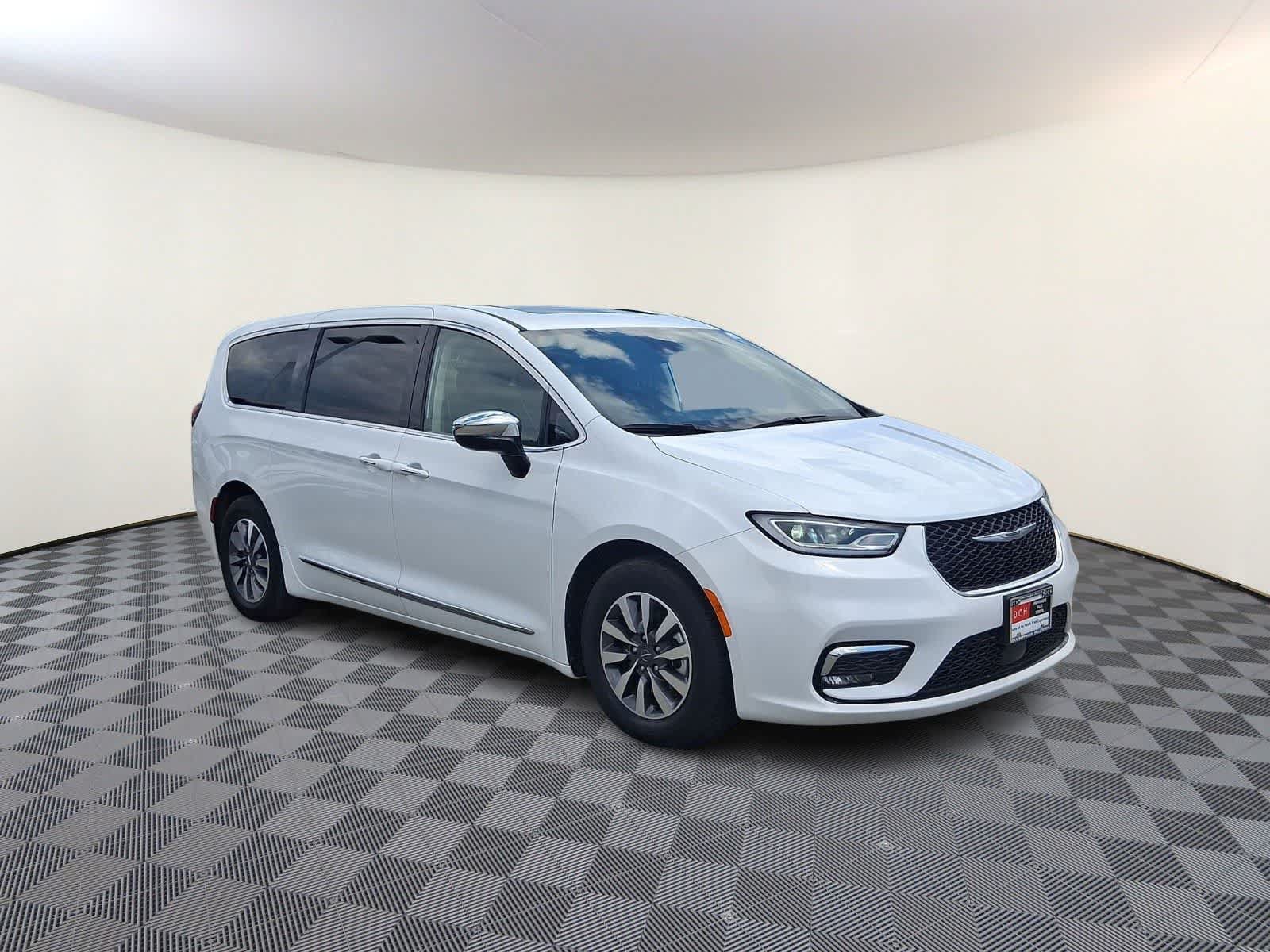 Used 2023 Chrysler Pacifica Limited FWD image 4