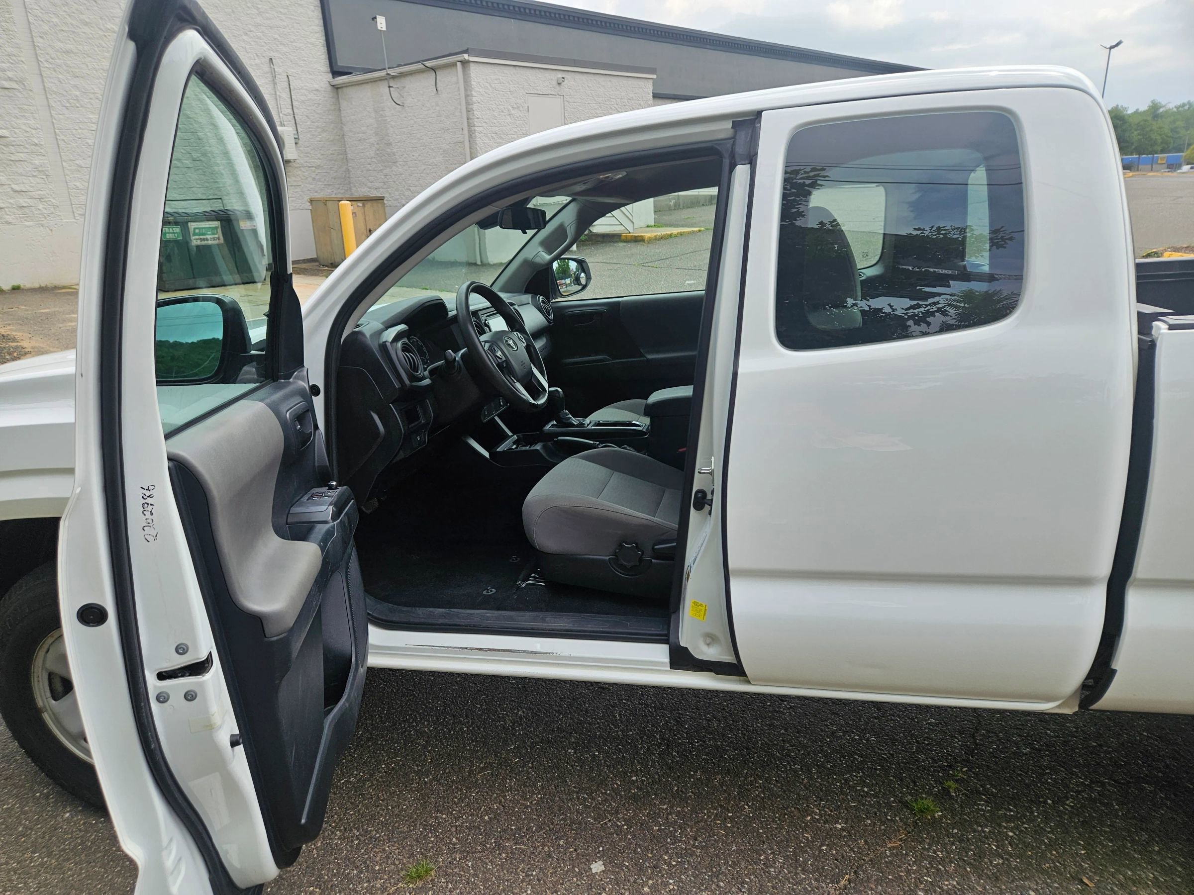 Used 2018 Toyota Tacoma SR image 9