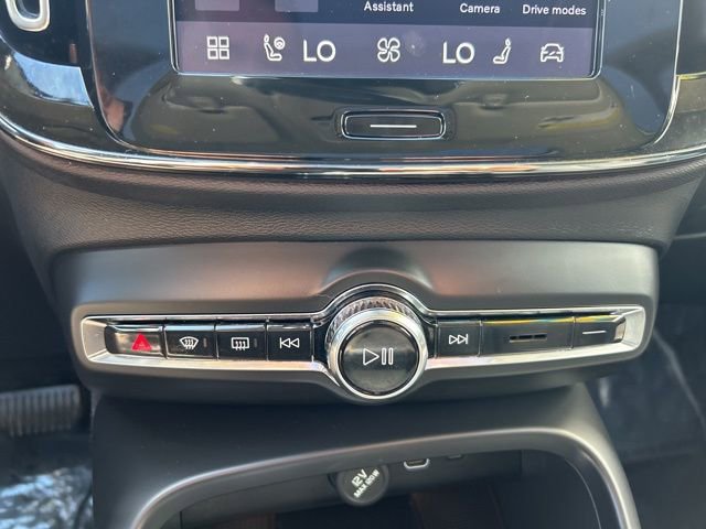 Certified 2025 Volvo XC40 B5 Plus image 26