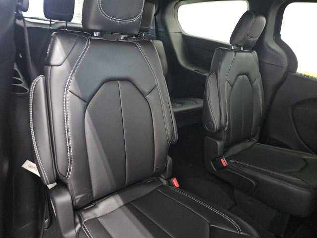 New 2026 Chrysler Pacifica Select AWD/4WD image 16