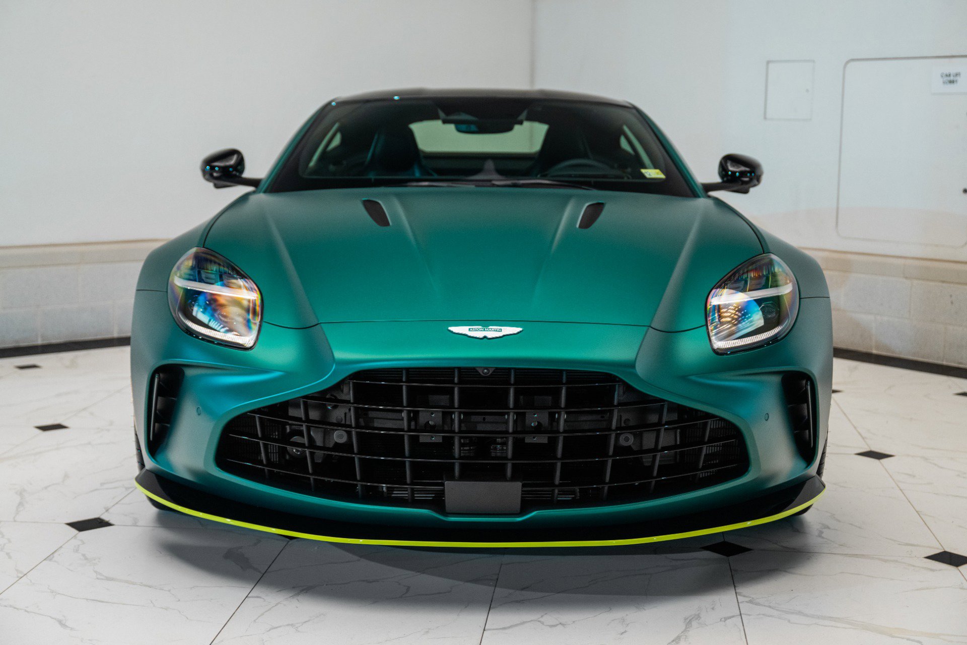 Used 2025 Aston Martin V8 Vantage Coupe image 7