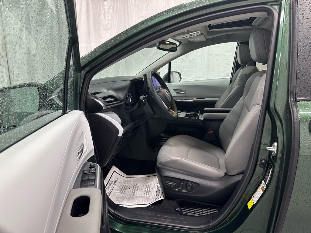 Used 2025 Toyota Sienna XLE image 10