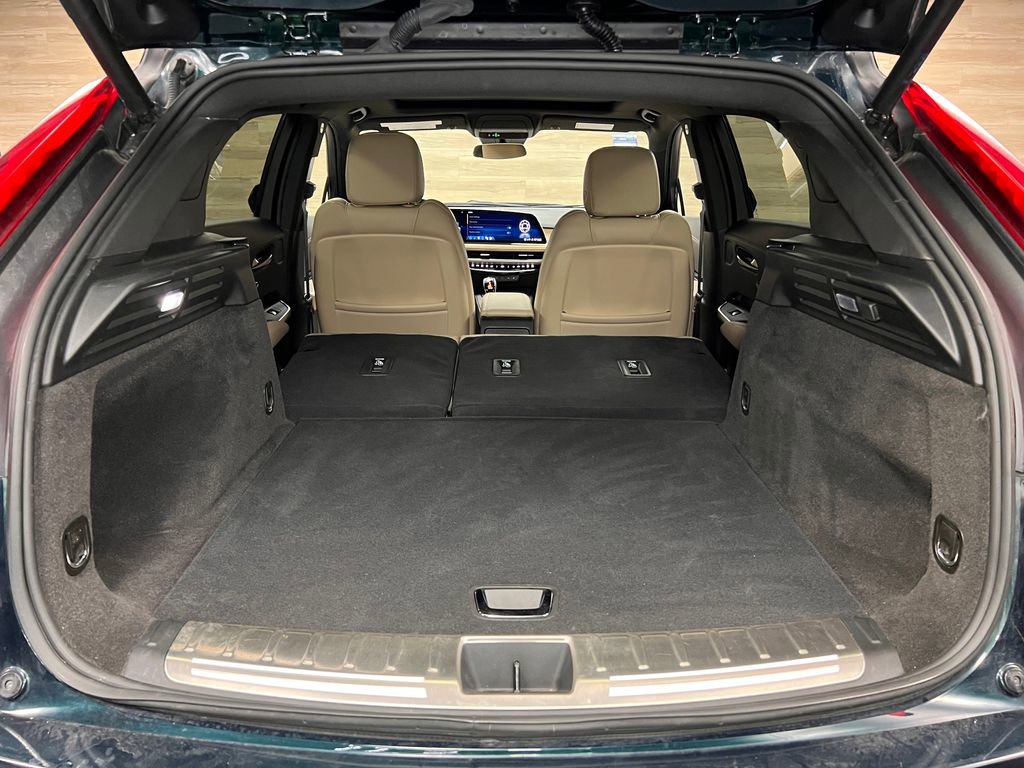 Used 2024 Cadillac XT4 Luxury w/ Cold Weather Package FWD image 24
