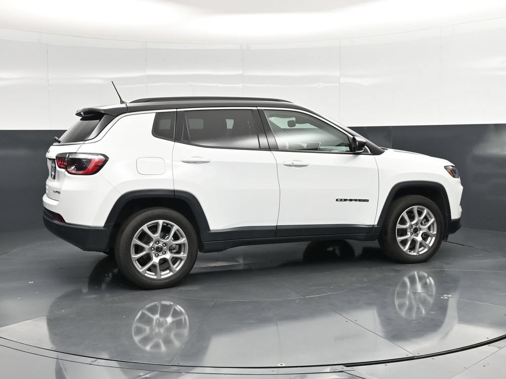 Used 2025 Jeep Compass Limited AWD/4WD image 3