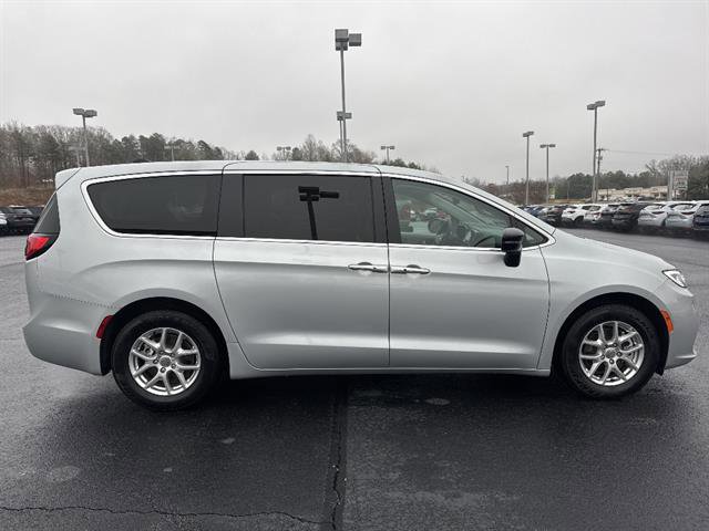 Used 2024 Chrysler Pacifica Touring-L image 8