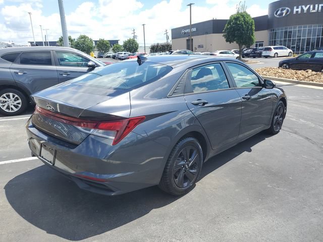 Used 2022 Hyundai Elantra SEL w/ Preferred Accessory Package FWD image 4