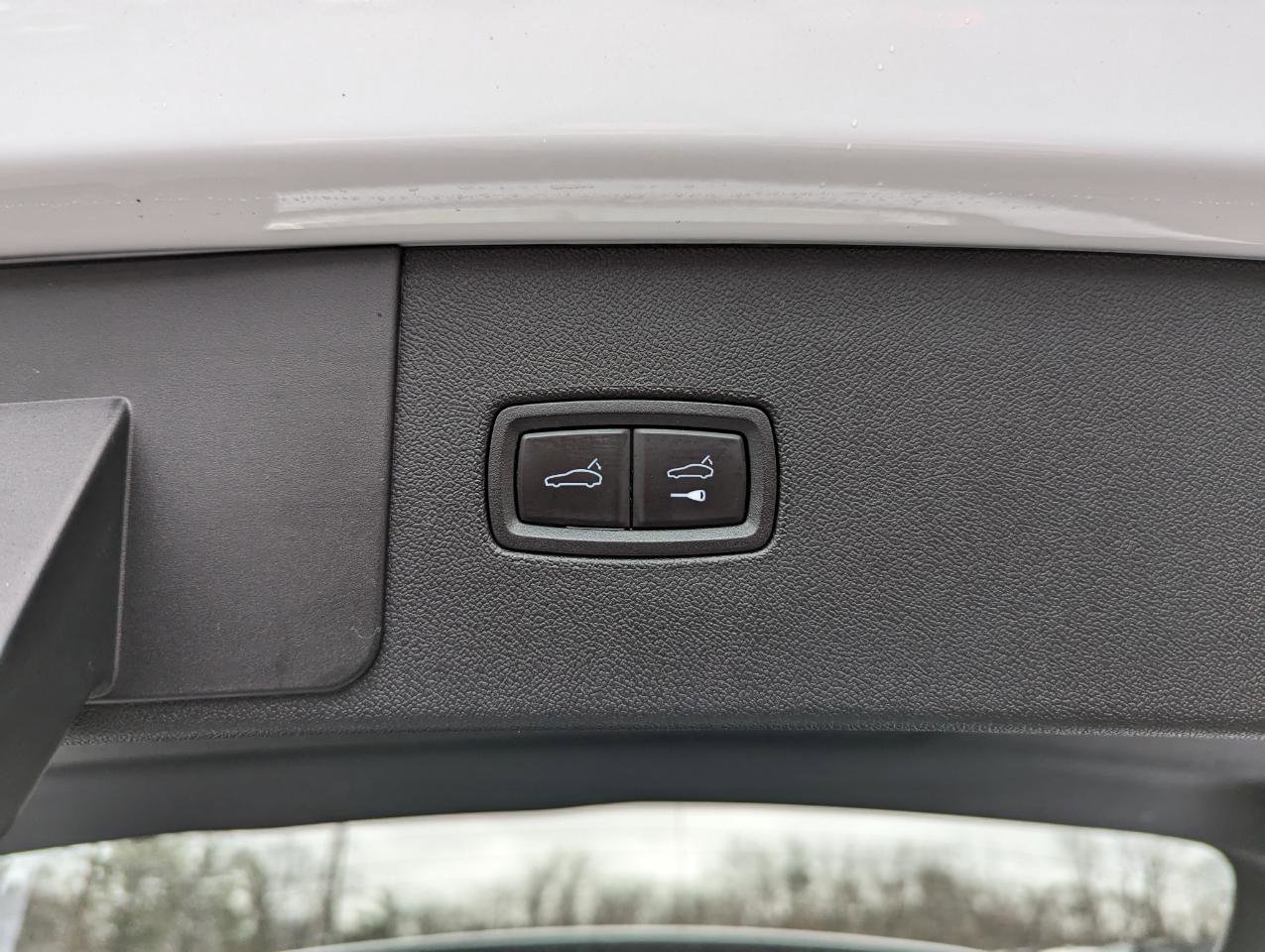 Used 2023 Porsche Cayenne Platinum Edition image 48