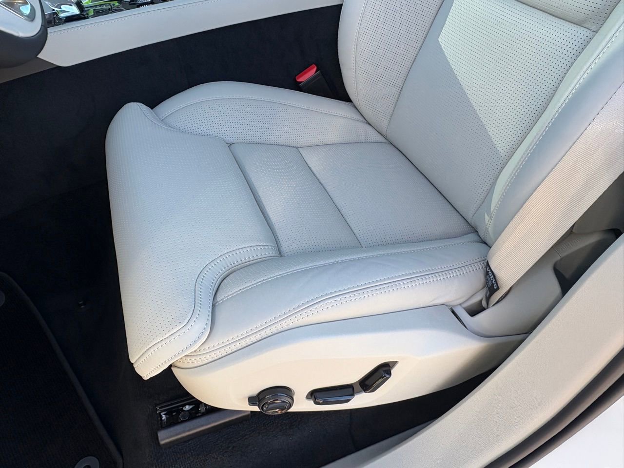 New 2026 Volvo XC90 B6 Ultra w/ Lounge Package image 18