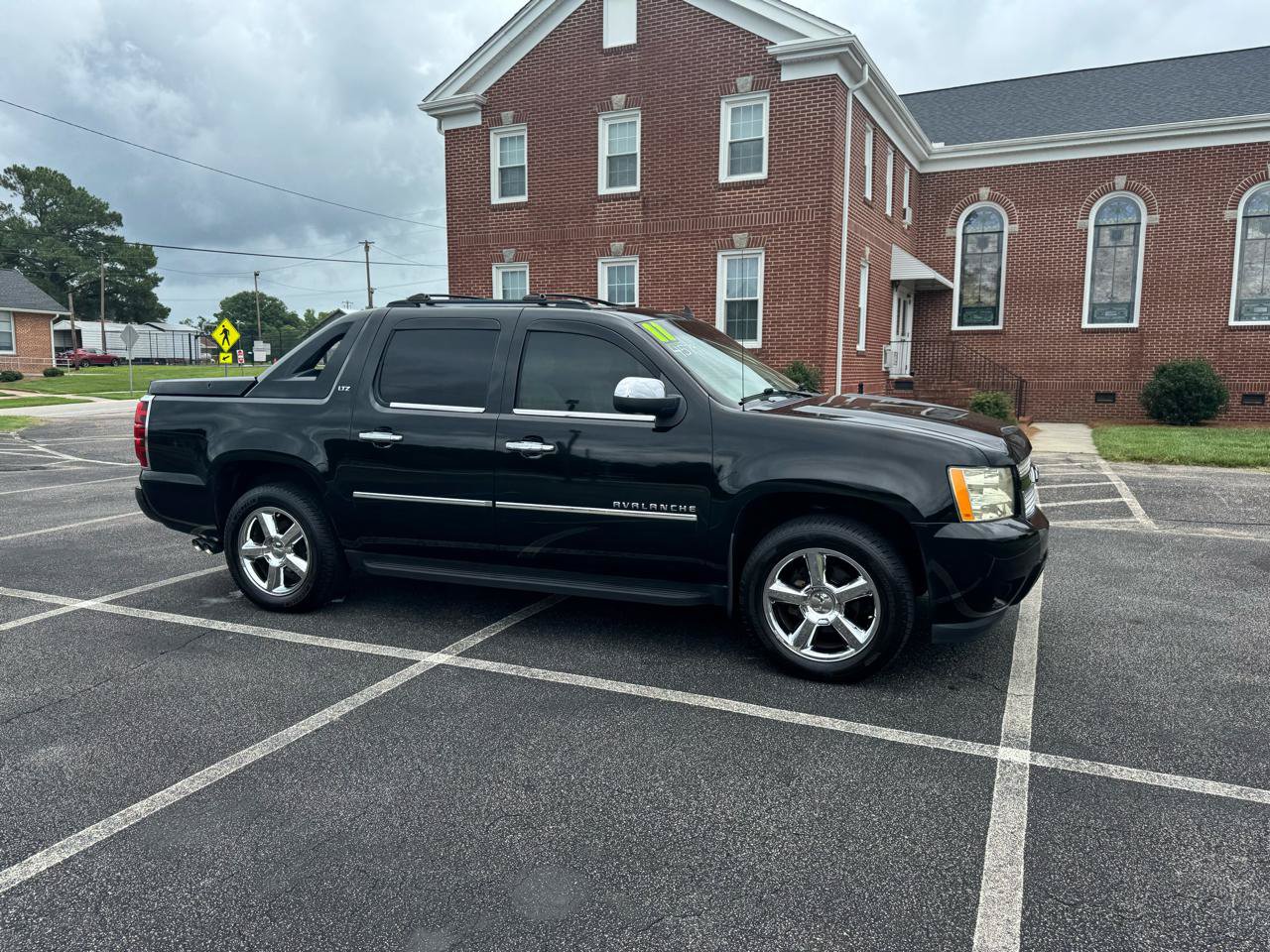 Used 2011 Chevrolet Avalanche LTZ AWD/4WD image 2