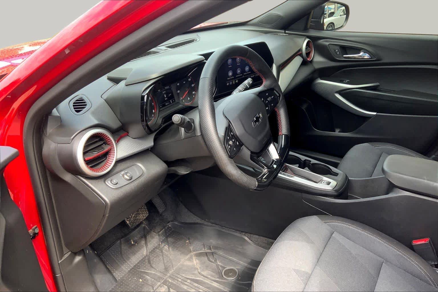 Used 2026 Chevrolet Trax RS w/ Sunroof Package FWD image 17