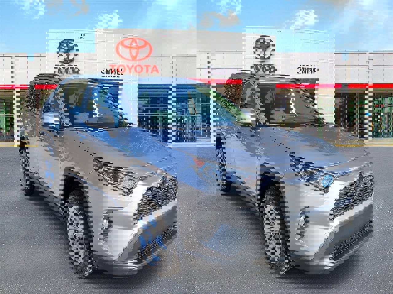 Used 2020 Toyota RAV4 XLE image 2