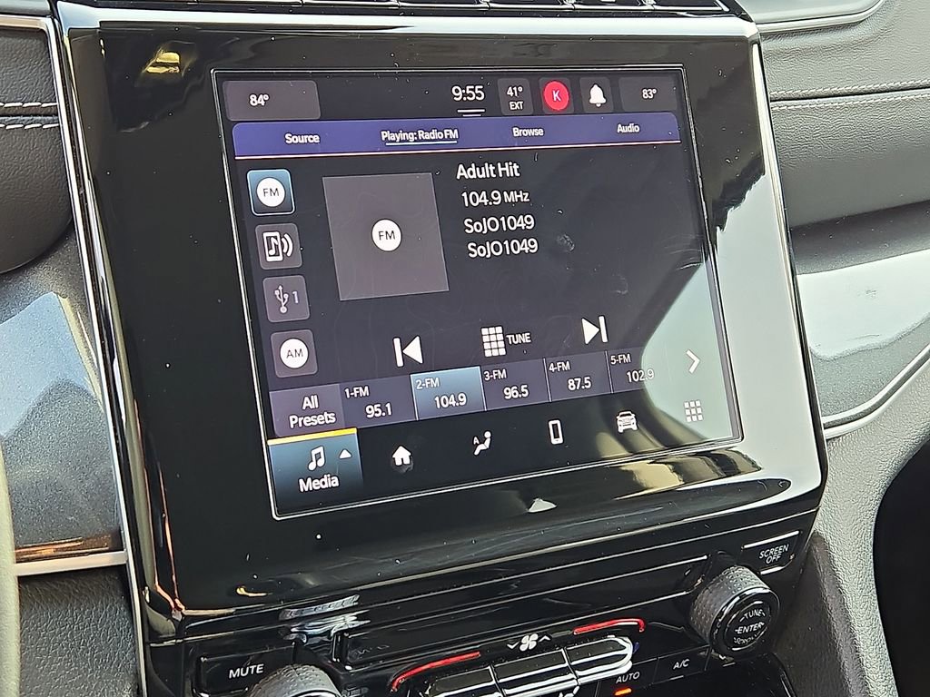 Used 2023 Jeep Grand Cherokee Laredo image 16