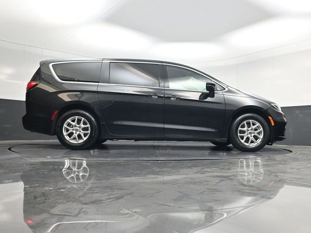 Used 2023 Chrysler Pacifica Touring-L image 48