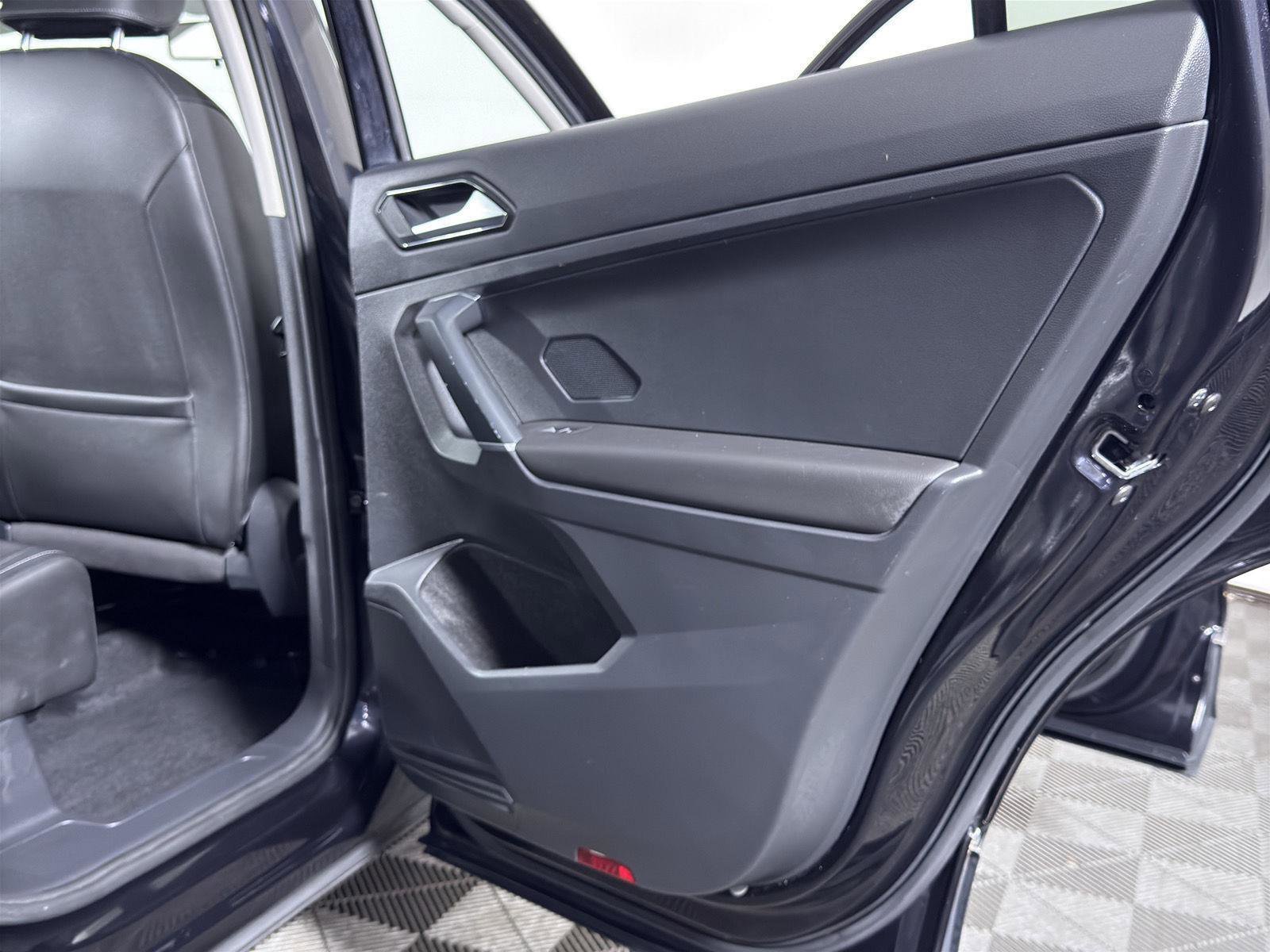 Used 2018 Volkswagen Tiguan SE w/ Panoramic Sunroof Package FWD image 29