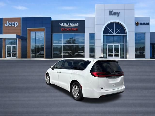 Used 2024 Chrysler Pacifica Touring-L image 3