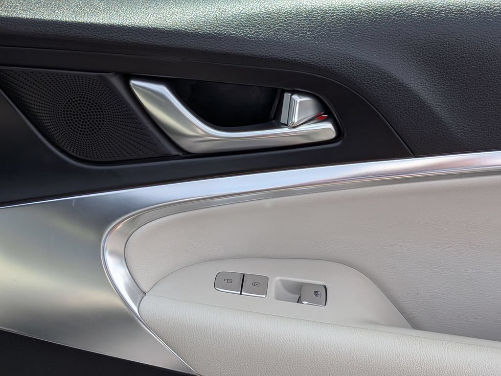 Used 2025 Genesis G70 2.5T RWD image 33