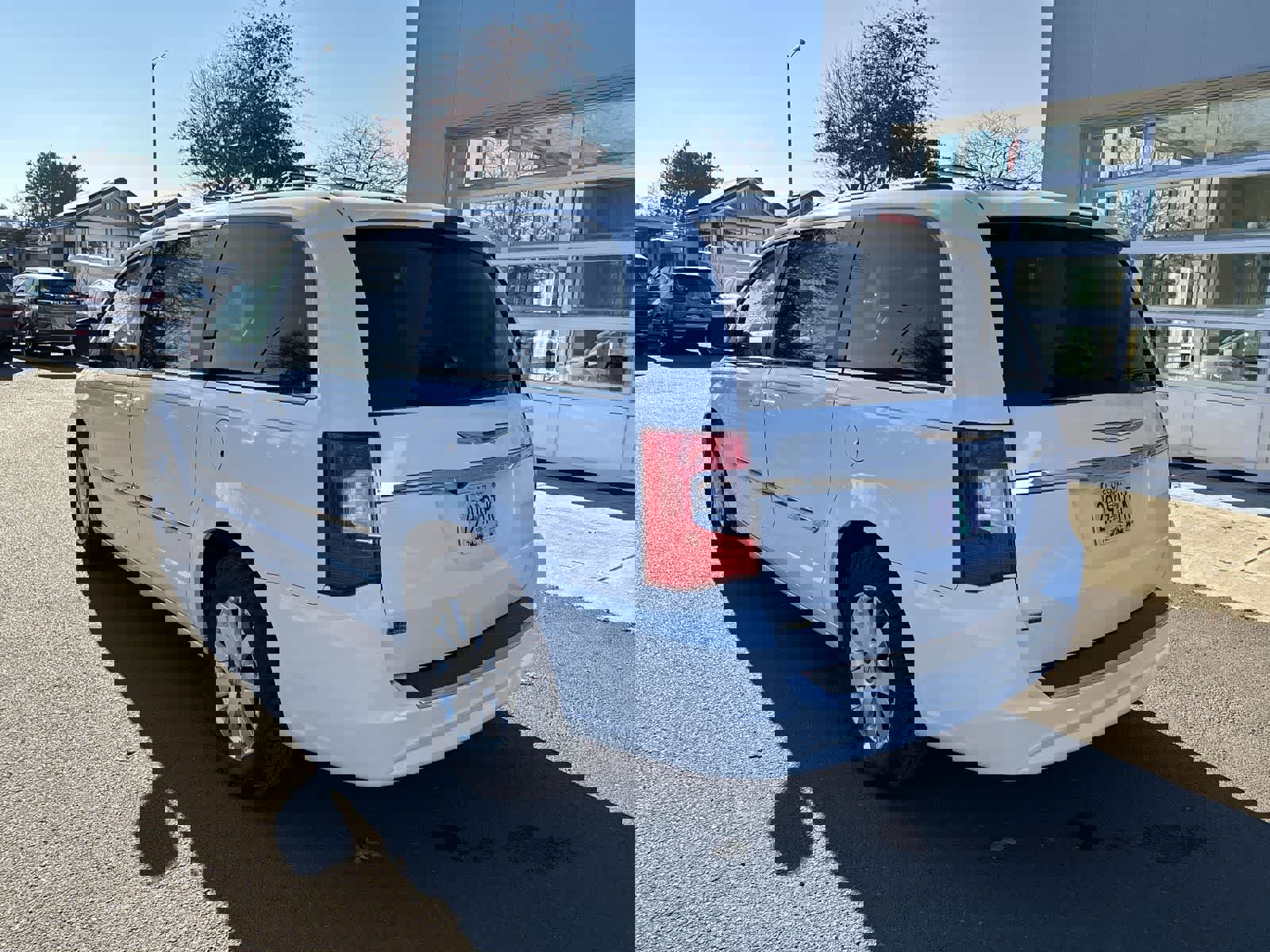 Used 2016 Chrysler Town & Country Touring image 3