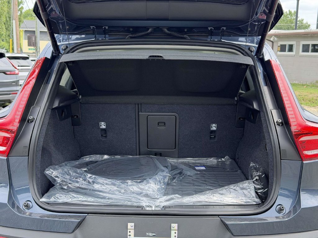 New 2026 Volvo XC40 B5 Ultra w/ Protection Package Premier AWD/4WD image 13