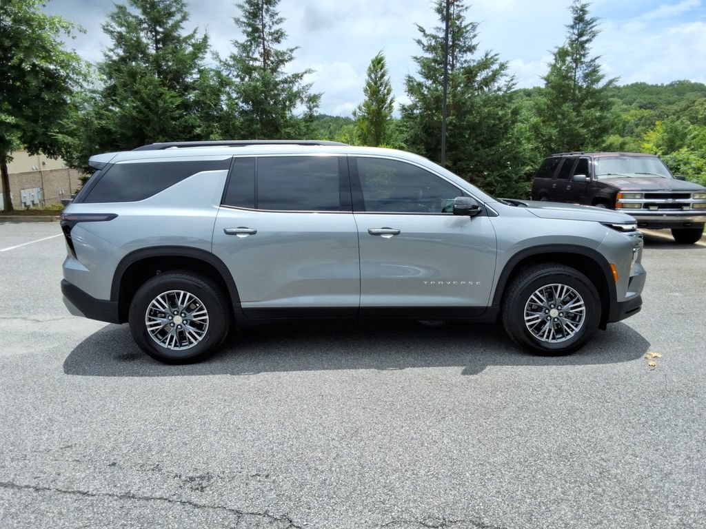 Certified 2025 Chevrolet Traverse LT w/ Driver Confidence Package FWD image 4