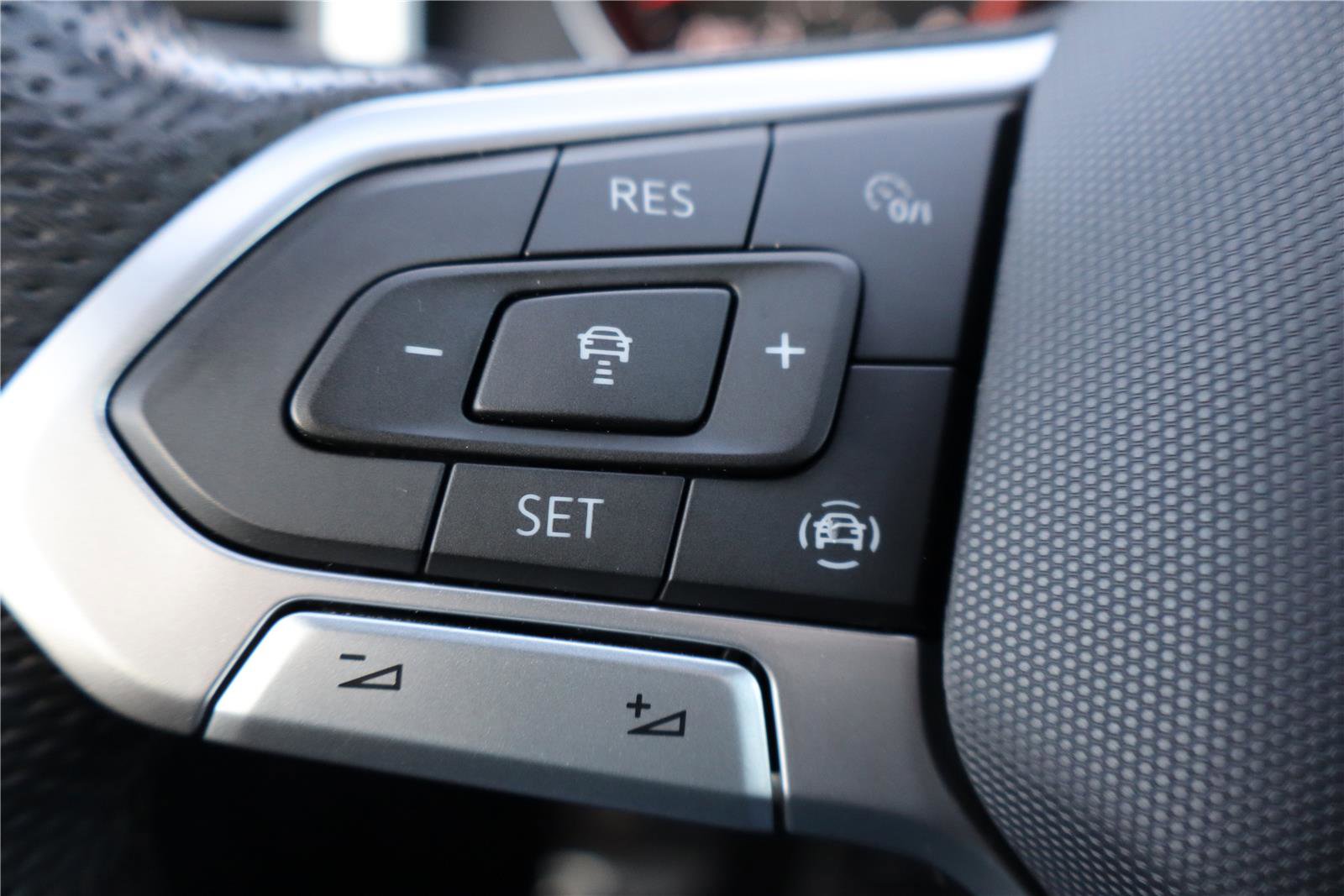 Used 2021 Volkswagen Atlas Cross Sport SE image 17