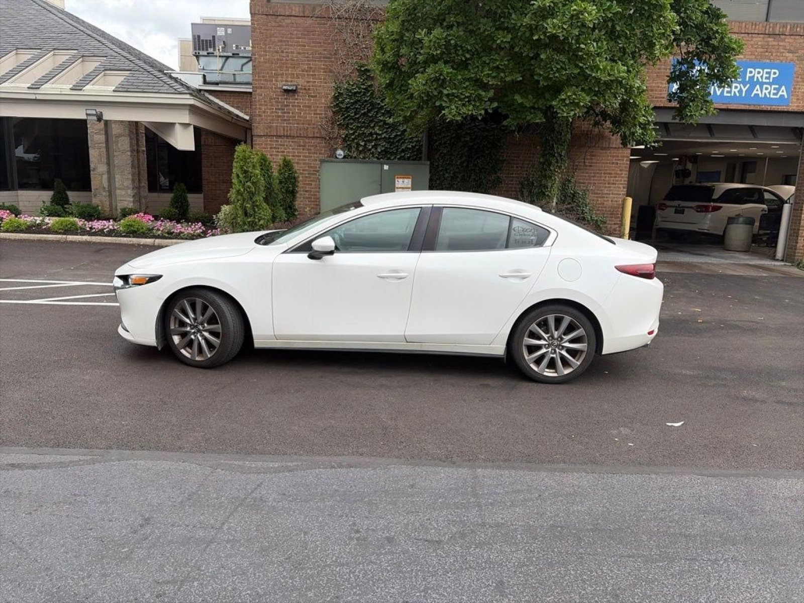 Used 2020 MAZDA MAZDA3 Sedan w/ Select Package FWD image 4