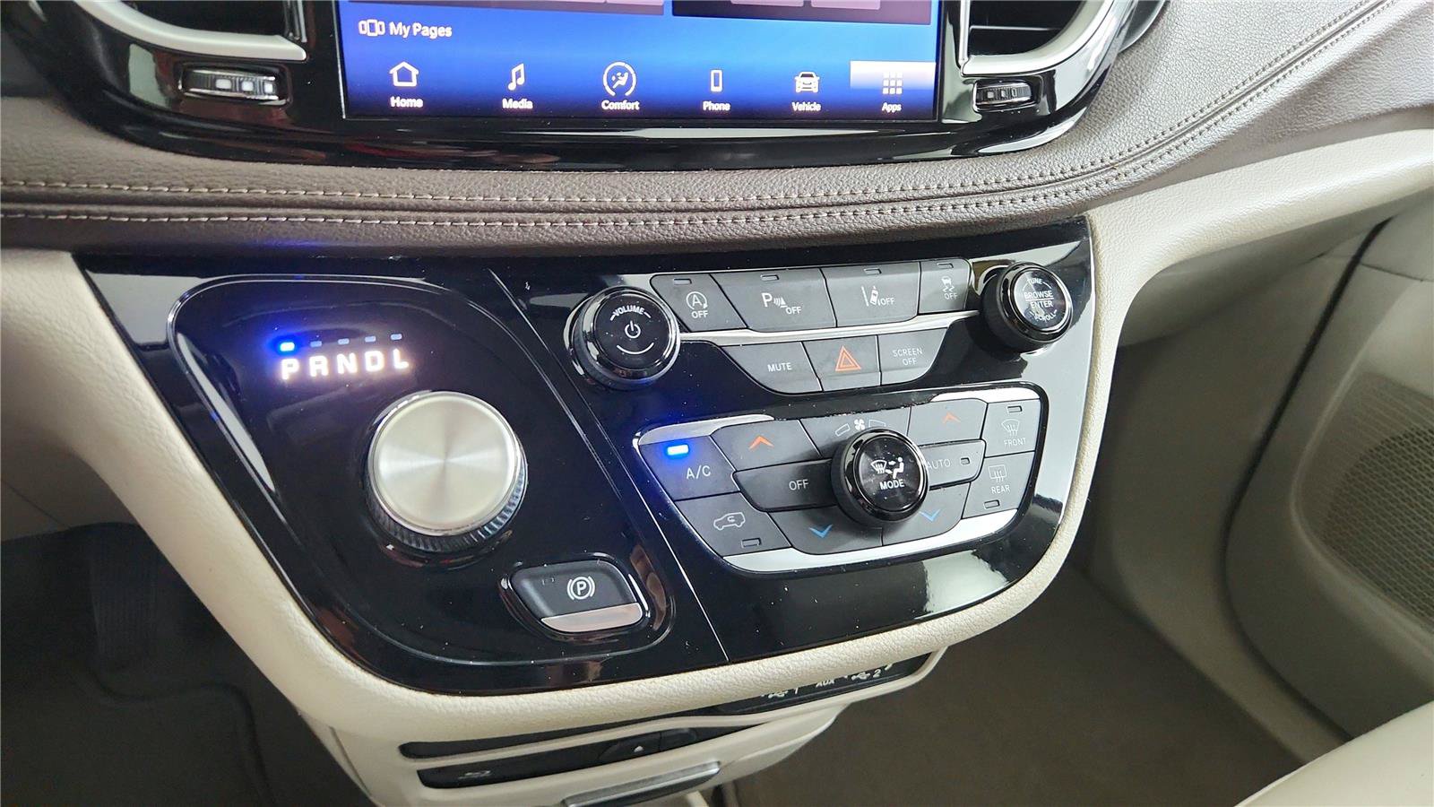 Used 2021 Chrysler Pacifica Touring-L w/ Uconnect Theater Family Group FWD image 26