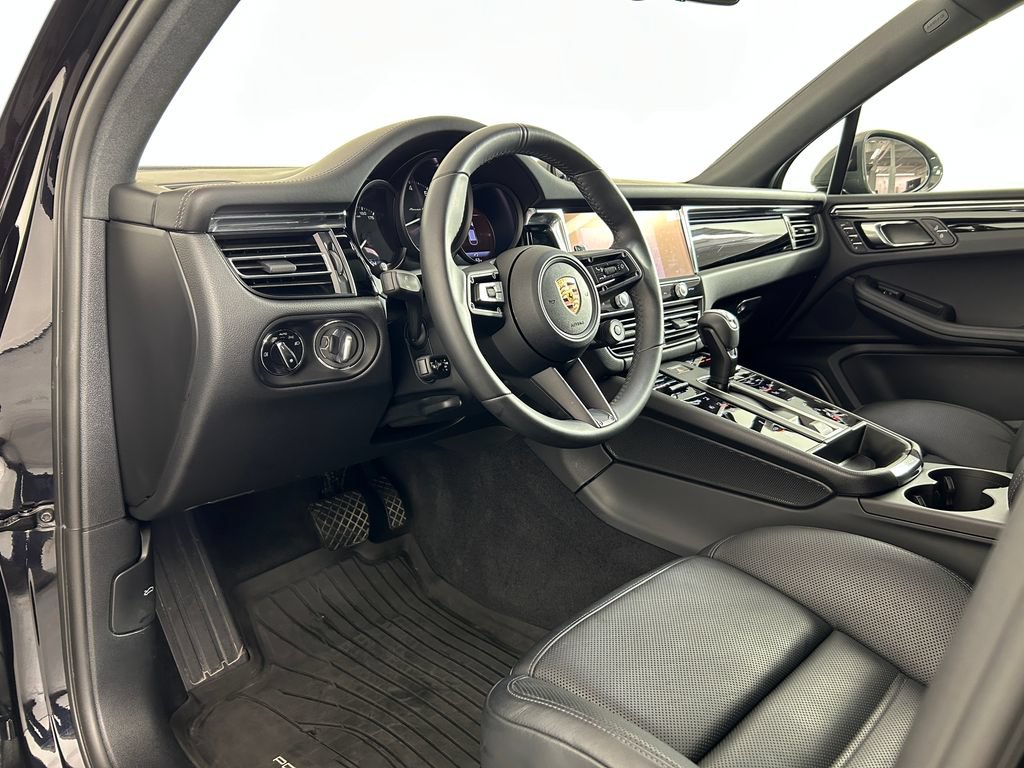Certified 2025 Porsche Macan AWD/4WD image 4