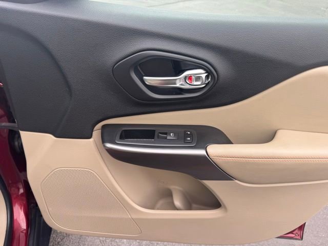 Used 2019 Jeep Cherokee Latitude w/ Cold Weather Group image 16