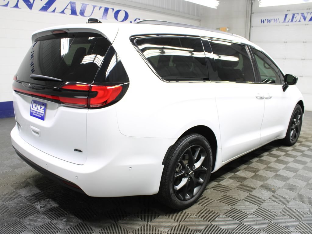 Used 2024 Chrysler Pacifica Touring-L w/ S Appearance Package AWD/4WD image 6