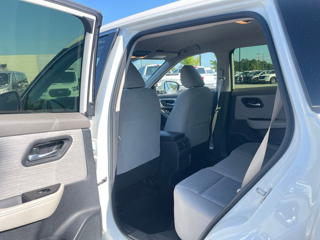 Used 2023 Nissan Rogue SV FWD image 34