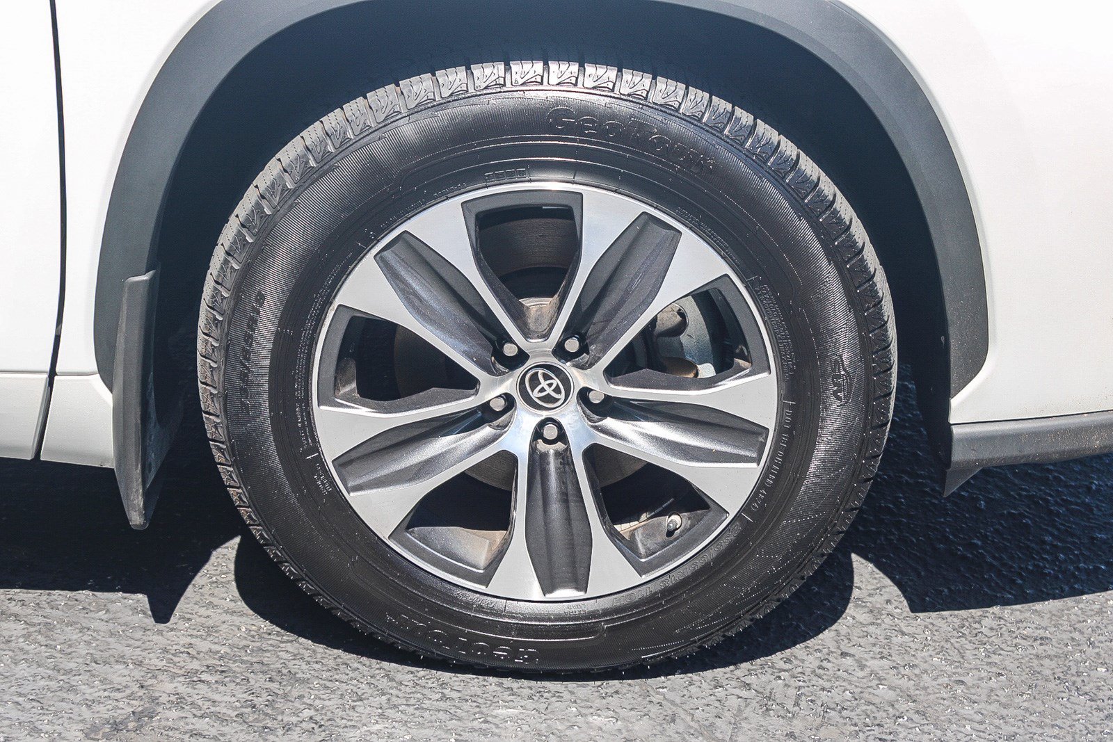 Used 2022 Toyota Highlander XLE FWD image 11