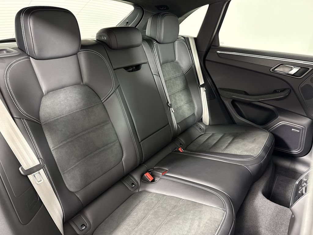 Certified 2025 Porsche Macan GTS AWD/4WD image 22