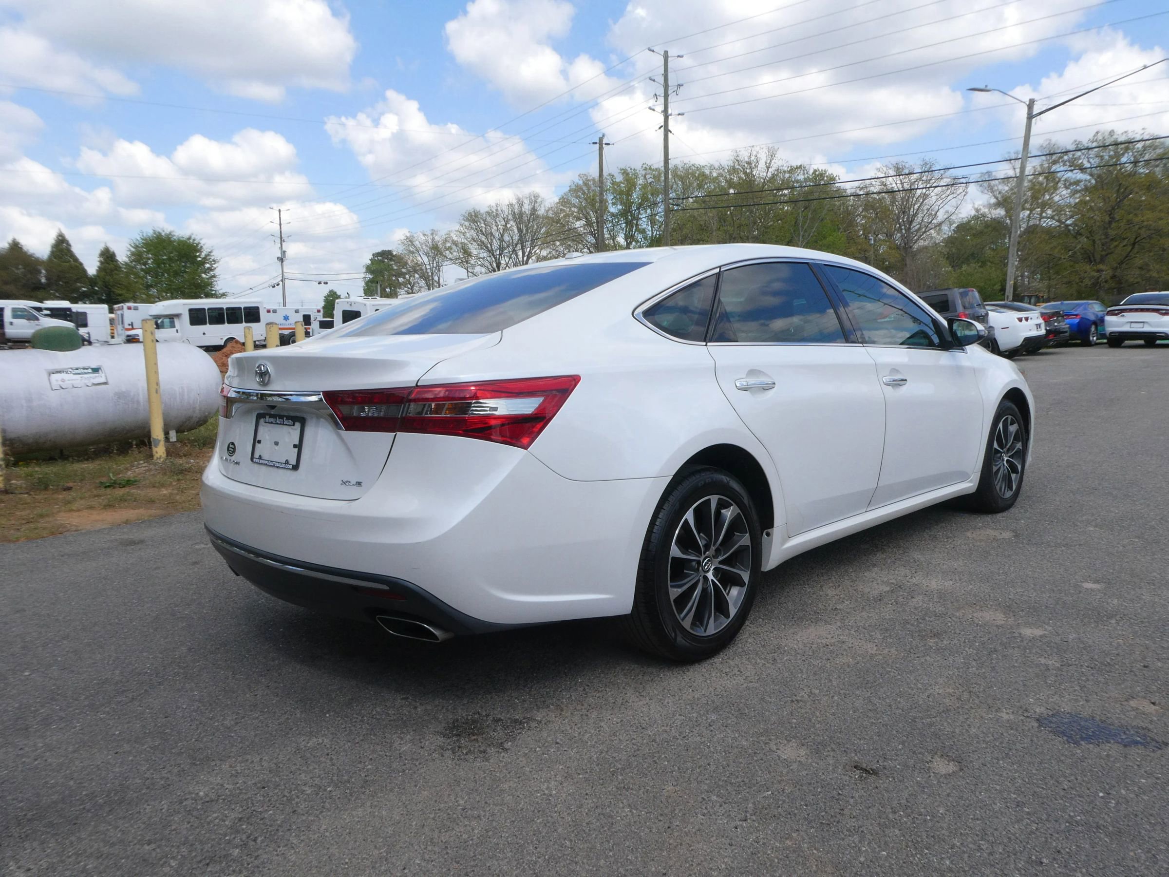 Used 2017 Toyota Avalon XLE Plus image 5