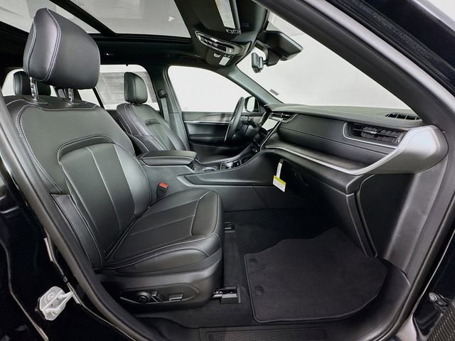 New 2025 Jeep Grand Cherokee Limited w/ Luxury Tech Group II image 32
