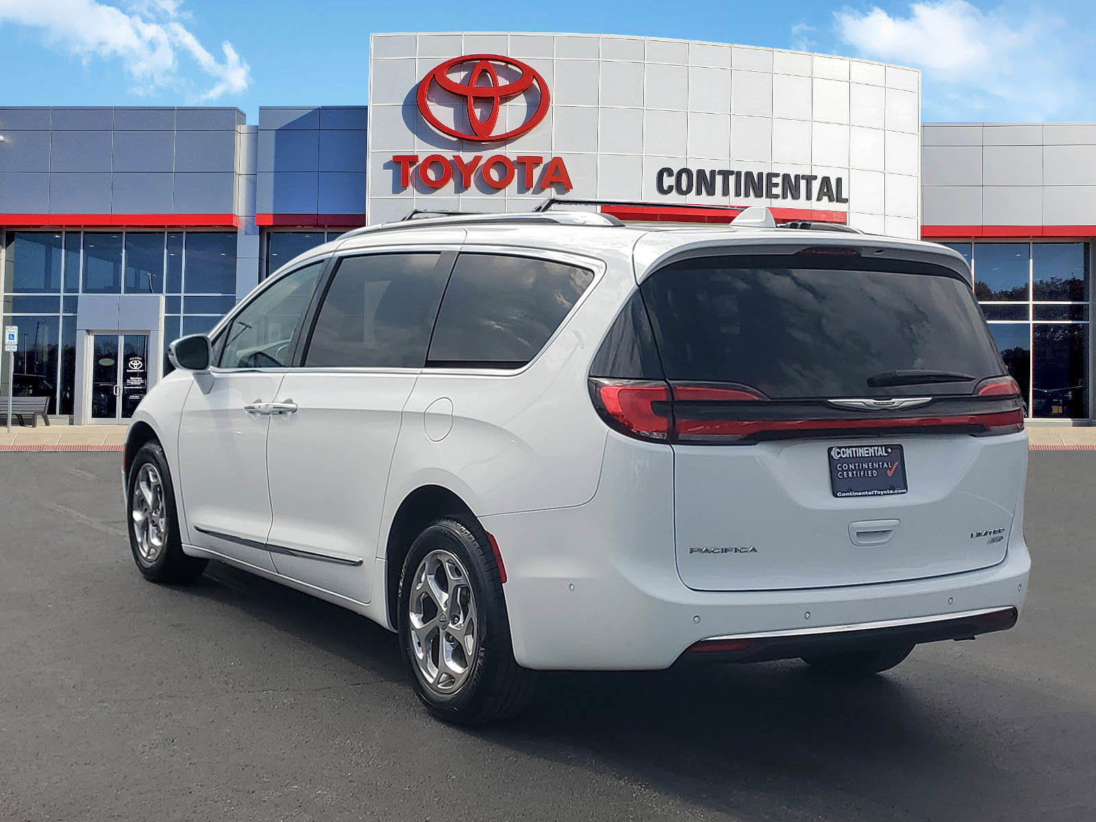 Used 2021 Chrysler Pacifica Limited w/ Uconnect Theater Family Group AWD/4WD image 4