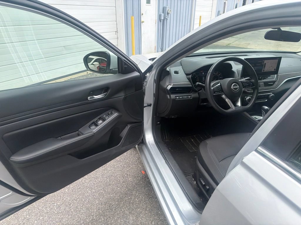 Used 2024 Nissan Altima 2.5 SV w/ SV Premium Package AWD/4WD image 12