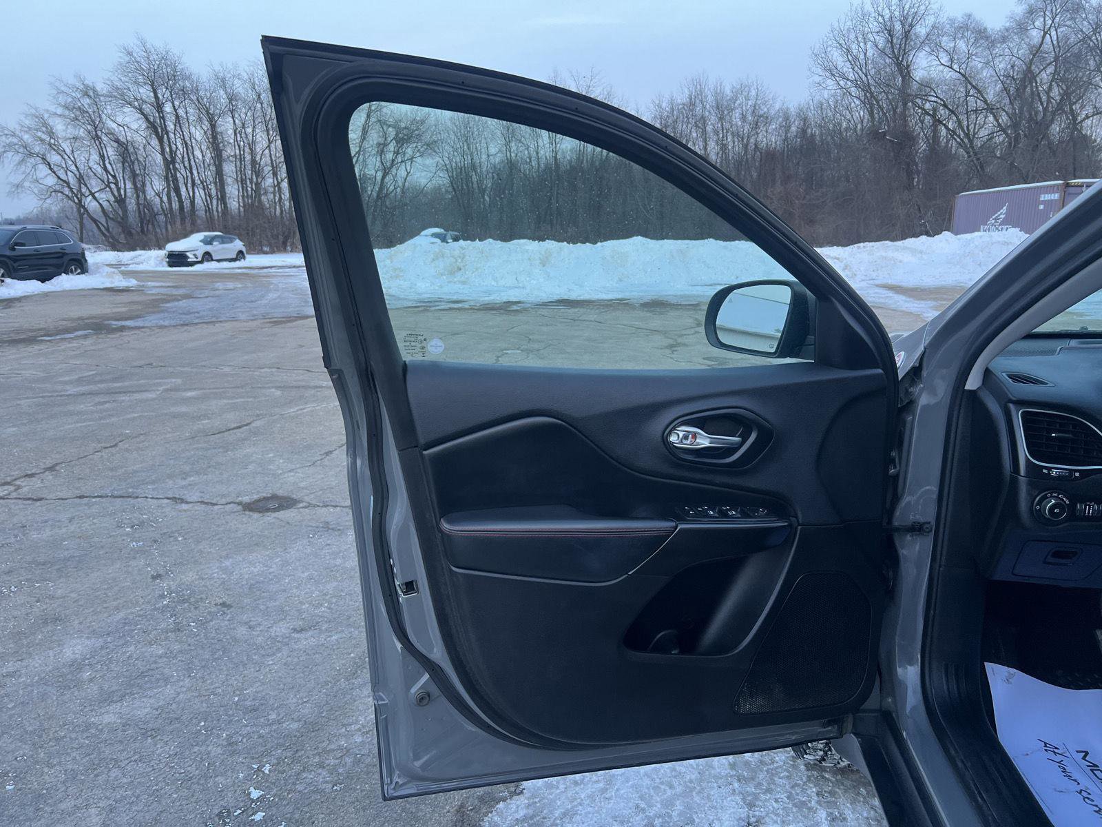 Used 2019 Jeep Cherokee Trailhawk w/ Cold Weather Group image 9