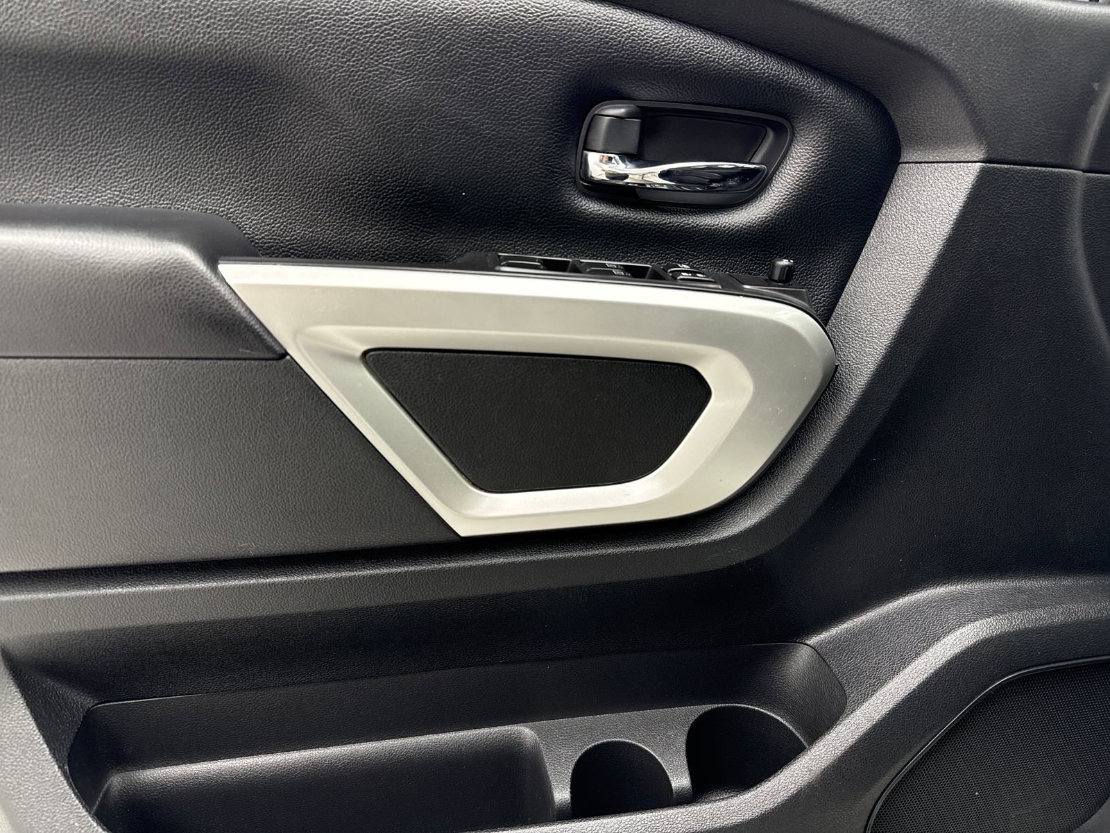 Used 2022 Nissan Titan SV AWD/4WD image 36