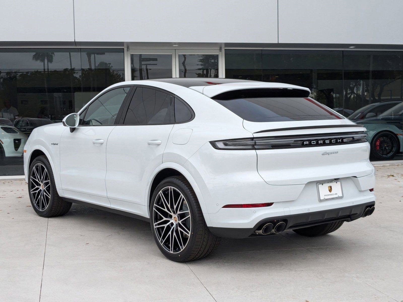 Certified 2025 Porsche Cayenne E-Hybrid image 3