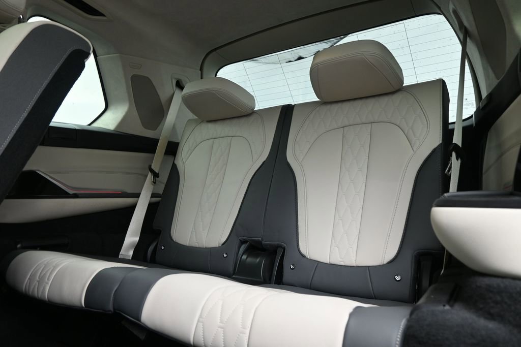 Used 2024 BMW X7 xDrive40i w/ Executive Package image 31