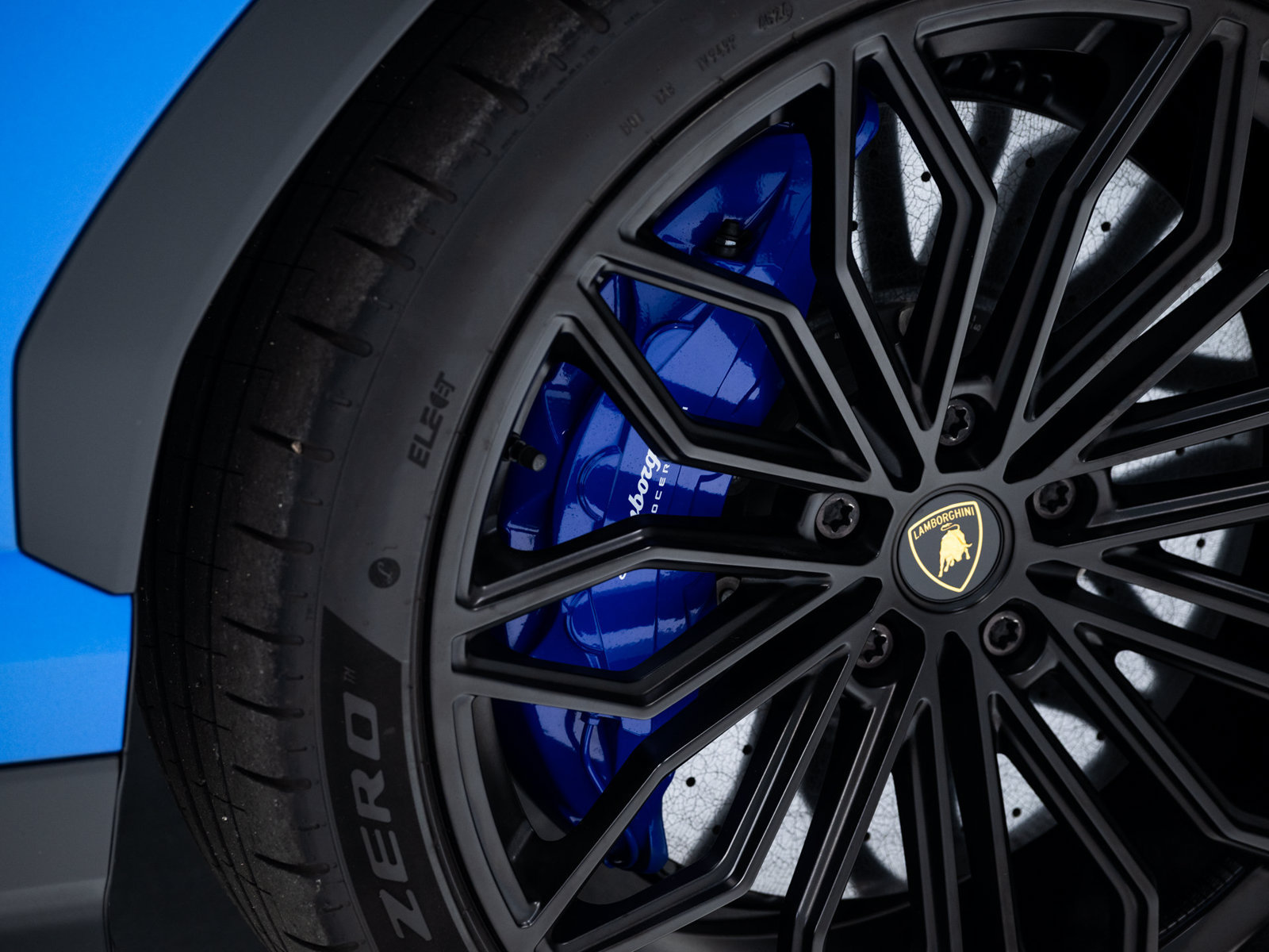 Used 2025 Lamborghini Urus SE AWD/4WD image 40