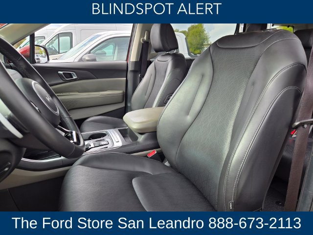 Used 2025 Kia Carnival EX FWD image 12