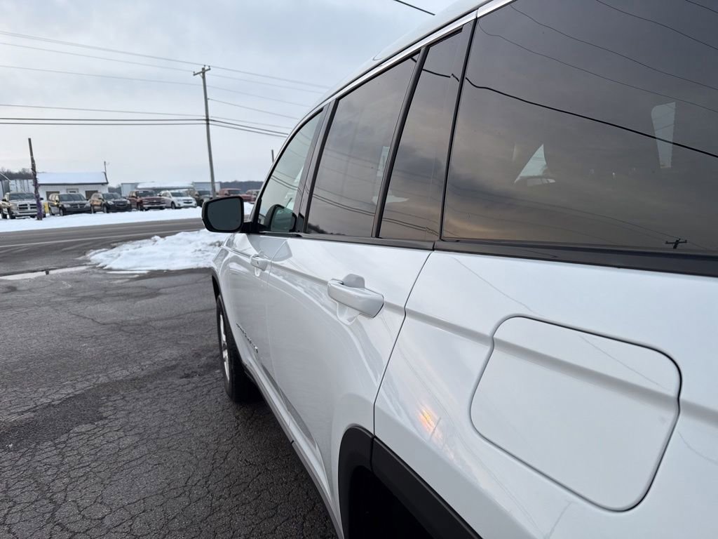 Used 2024 Jeep Grand Cherokee Laredo X image 12
