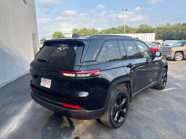 Used 2023 Jeep Grand Cherokee Altitude AWD/4WD image 12