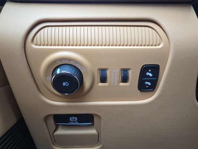 Certified 2025 Jeep Grand Wagoneer L Series III w/ Rear Seat Video Group 1 AWD/4WD image 12