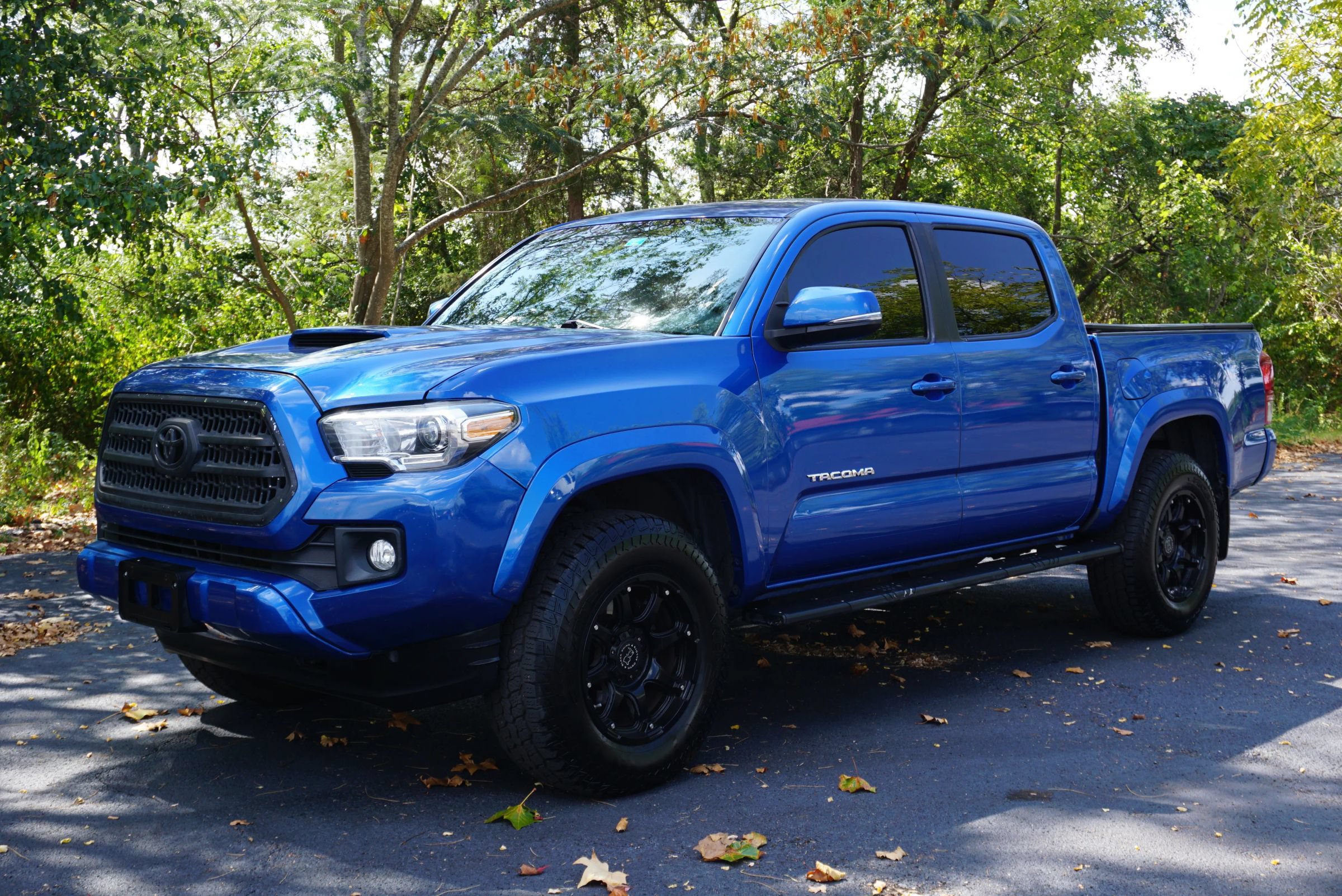 Used 2017 Toyota Tacoma TRD Sport w/ Tow Package (A/T)